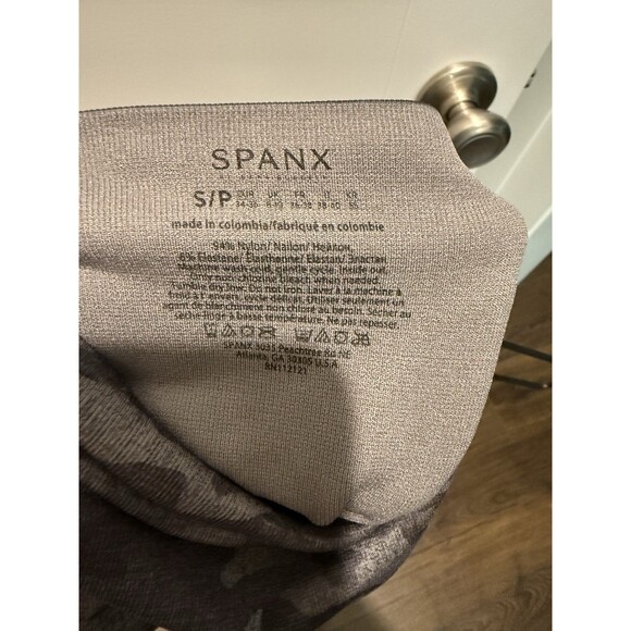 Spanx Leggings Womens Small Look at Me Now Seamless Grey Black Camo Camouflage - Picture 3 of 3